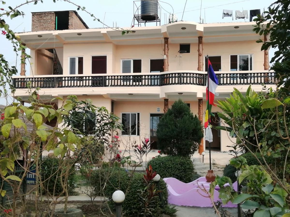 Hotel Garden Of Dreams Sauraha Εξωτερικό φωτογραφία